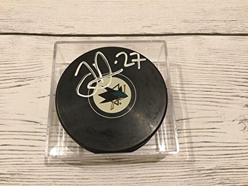 Joonas Donski potpisao je hokejsku loptu San Jose Sharks s autogramom B-lopte NHL-a s autogramima