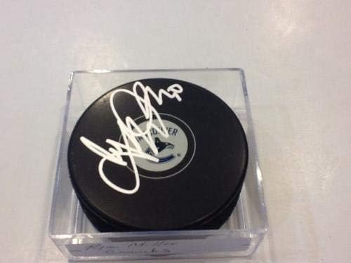 Rian Miller potpisao je hokejaški pak Vancouver Canucks u MIB-u s autogramom MIB-a-NHL PAKOVI s autogramima