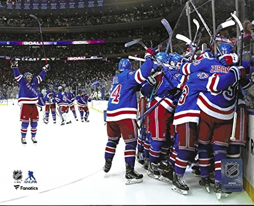 New York Rangers 2022 Stanley Cup doigravanje 1. kola Igra 7 Proslava prekovremenog tima 8x10 Photo Slika